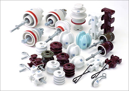 様々な形の碍子を集めた写真