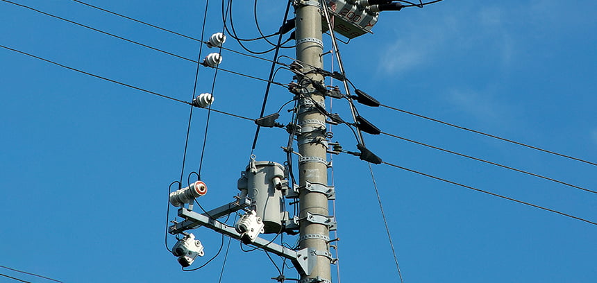 電柱の様々な金具が取り付けられている箇所の写真