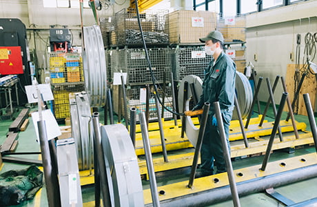 スタッフが作業を行っている様子の写真