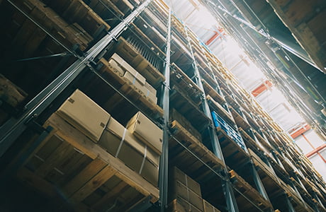 高い天井を持つ倉庫に沢山の製品が並んでいる写真