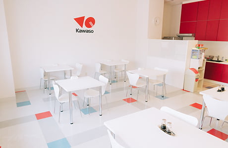 白を基調にした食堂の写真